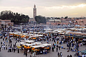 Menschenmenge auf dem Platz Jemaa el-Fna am Abend, Marrakesch, Süd Marokko, Marokko, Afrika