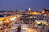 Beleuchtete Imbissbuden auf dem Platz Jemaa el-Fna am Abend, Marrakesch, Süd Marokko, Marokko, Afrika