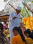 Hindus werden von Priester mit Weihwasser begossen bei Koningan Tempel Zeremonie in Mas,  Bali, Indonesien, Asien