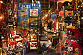 Geschaeft für Kunsthandwerk, Marionetten, Holzpuppen in der Altstadt,  Vieux Lyon,Lyon, Region Rhone Alps, Frankreich