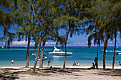 oeffentlicher Strand am  Pointe aux Cannoniers, Kasuarina Baeume,  Mauritius, Afrika