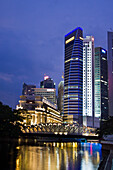 Cavenagh Bruecke ueber den Sinapur River beim  Fullerton Hotel, Skyline von Singapur, Asien