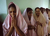 5429  INDIA - RELIGION - CHRISTIAN  CMC CATHOLIC NOVITIATES AT PRAYER  KOONAMAVU CONVENT, KERALA