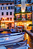 Boote im Hafen am Abend, Limone sul Garda, Lombardei, Italien