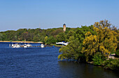 Tiefer See mit Flatowturm im Hintergrund, Park Babelsberg, Potsdam, Brandenburg, Deutschland