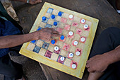 Einheimische spielen Dame mit Flaschenverschlüssen, Nuku'alofa, Tongatapu, Tonga, Südsee, Ozeanien