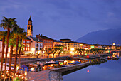 Kirche, Hafen und Strandpromenade von Ascona, beleuchtet, Ascona, Lago Maggiore, Tessin, Schweiz