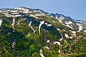 Schneefelder an einem Berghang, Kanton Wallis, Schweiz