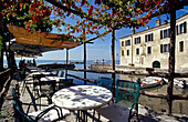 Tische des Restaurants Locanda San Vigilio im Sonnenlicht, Punta San Vigilio, Gardasee, Venetien, Italien, Europa