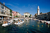 Motorboote im Hafen unter blauem Himmel, Lazise, Gardasee, Venetien, Italien, Europa