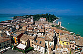 Blick von oben auf Häuser im Sonnenlicht, Sirmione, Gardasee, Lombarbei, Italien, Europa