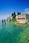 Blick auf das Restaurant Locanda San Vigilio am Seeufer, Punta San Vigilio, Gardasee, Venetien, Italien, Europa