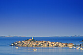 Blick auf das Fischerdorf Primosten unter blauem Himmel, Kroatische Adriaküste, Dalmatien, Kroatien, Europa