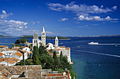 Blick auf die Kvarner Bucht und die Kirchtürme im Sonnenlicht, Insel Rab, Kroatische Adriaküste, Dalmatien, Kroatien, Europa