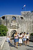 Fussgänger vor einem Stadttor an der Altstadt von Dubrovnik, Kroatische Adriaküste, Dalmatien, Kroatien, Europa