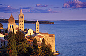Blick auf die Kvarner Bucht und Kirchtürme im Licht der Abendsonne, Insel Rab, Kroatische Adriaküste, Dalmatien, Kroatien, Europa