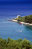 Kapelle in der Bucht von Jelsa im Sonnenlicht, Insel Hvar, Kroatische Adriaküste, Dalmatien, Kroatien, Europa