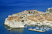 Blick auf die Altstadt und den alten Hafen von Dubrovnik, Kroatische Adriaküste, Dalmatien, Kroatien, Europa