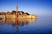 Blick auf die Altstadt von Rovinj unter blauem Himmel, Kroatische Adriaküste, Istrien, Kroatien, Europa