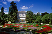 Gartenanlage mit Blumen vor der Villa Angiolina, Opatija, Kroatische Adriaküste, Istrien, Kroatien, Europa