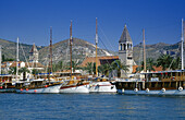 Schiffe im Hafen im Sonnenlicht, Trogir, Kroatische Adriaküste, Dalmatien, Kroatien, Europa