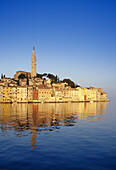 Blick auf die Altstadt von Rovinj unter blauem Himmel, Kroatische Adriaküste, Istrien, Kroatien, Europa