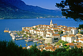 Blick auf die Altstadt und den Hafen im Sonnenlicht, Insel Korcula, Kroatische Adriaküste, Dalmatien, Kroatien, Europa