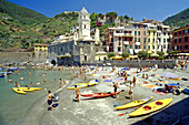 Menschen am Strand im Sonnenlicht, Vernazza, Cinque Terre, Ligurien, Italienische Riviera, Italien, Europa
