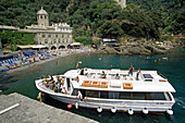 Ausflugsschiff in der Bucht vor dem Kloster San Fruttoso, Italienische Riviera, Ligurien, Italien, Europa