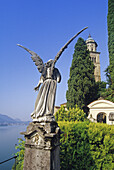 Engel auf einem Grabstein unter blauem Himmel, Friedhof vor der Kirche von Morcote, Tessin, Schweiz, Europa