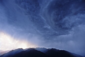 Gewitterwolken über den Bergen, Tessin, Schweiz, Europa