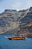 Segelboot bei Ausflug durch Krater, Santorini, Kykladen, Griechenland, Europa