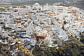Blick auf Häuser am Hang, Fira, Santorin, Kykladen, Griechenland, Europa