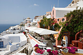 Terrasse des Kaetpo Restaurants im Sonnenlicht, Oia, Santorin, Kykladen, Griechenland, Europa
