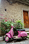 Vespa, Roller vor einem Haus, Ferienhaus, Castellabate, Cilento, Italien