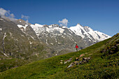 Frau beim Bergwandern unter blauem Himmel, Hohe Tauern, Österreich, Europa