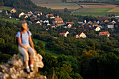 Frau auf einem Berg betrachtet die Aussicht, Walberla, Bayern, Deutschland, Europa