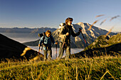 Zwei Wanderer in den Bergen, Tirol, Österreich, Europa