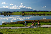 Familienradtour am Riegsee, nahe Murnau, Oberbayern, Bayern, Deutschland