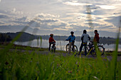 Familienradtour am Riegsee, nahe Murnau, Oberbayern, Bayern, Deutschland