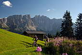 Zwei Männer auf Mountainbikes, MTB Mountainbike Tour in den Dolomiten, Rosengartengruppe, Dolomiten, Südtirol, Italien, Europa