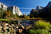 Idyllische Landschaft mit Bach im Sonnenlicht, Yosemite Nationalpark, Kalifornien, Nordamerika, Amerika