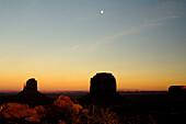 Monument Valley in der Abenddämmerung, Utah, Nordamerika, Amerika