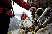 Zwei Personen auf einem Klettersteig, bei Hall in Tirol, Tirol, Österreich