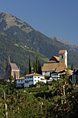 Blick auf Schenna mit Neuer Pfarrkirchen, Schenna, Trentino-Südtirol, Italien