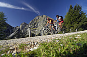Zwei Mountainbiker auf Piste, Schenna, Trentino-Südtirol, Italien