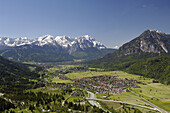 Luftaufnahme von Farchant, Wettersteingebirge, Bayern, Deutschland