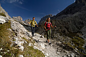 Wanderer in den Bergen im Sonnenlicht, Rosengarten, Dolomiten, Südtirol, Italien, Europa