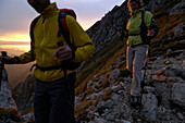 Bergwanderer beim Abstieg von der Klammspitze, Bayern, Deutschland