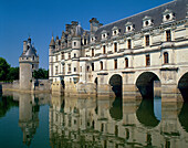 Chateau de Chenonceaux and River Cher, Chenonceaux, The Loire, France